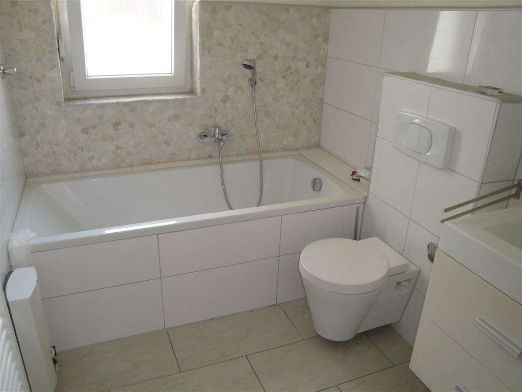 !!! Große Renovierte 6 Zimmer EG-Wohnung in ruhiger Lage !!!