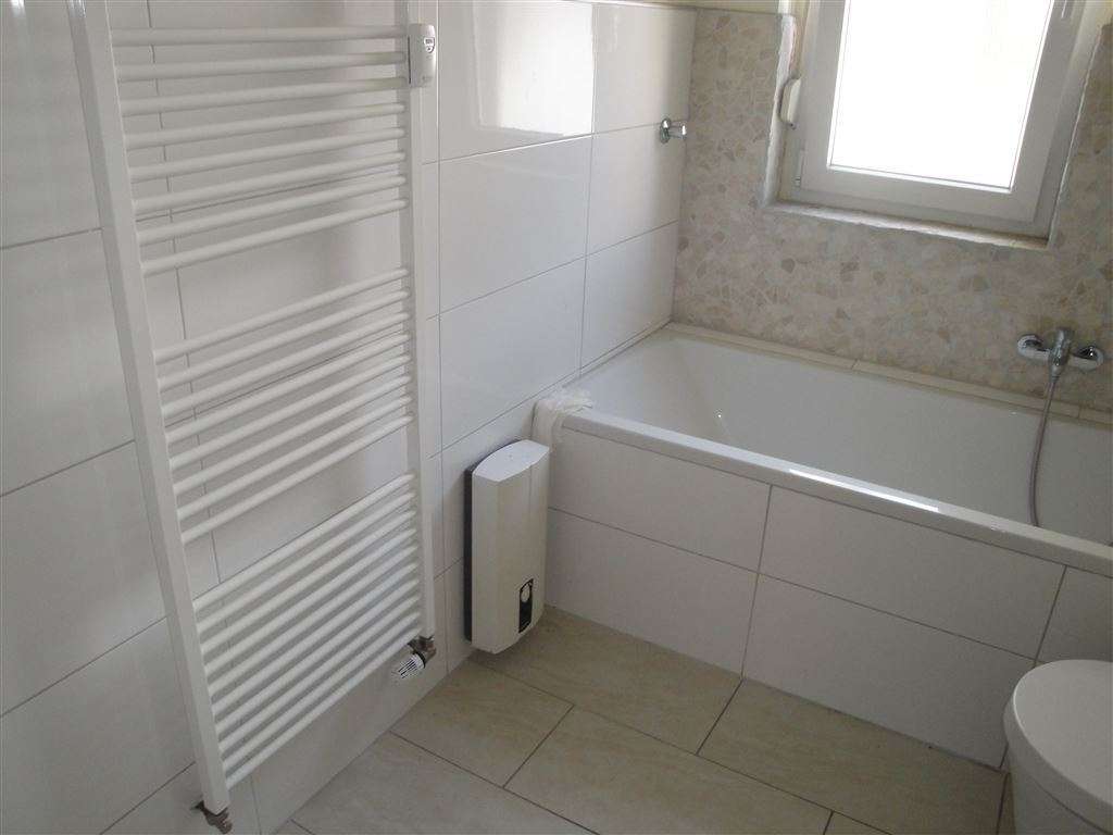 !!! Große Renovierte 6 Zimmer EG-Wohnung in ruhiger Lage !!!