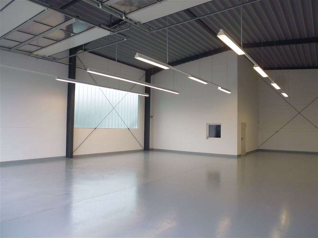 !!! Sanierte Halle mit Büros und großer Freifläche !!!