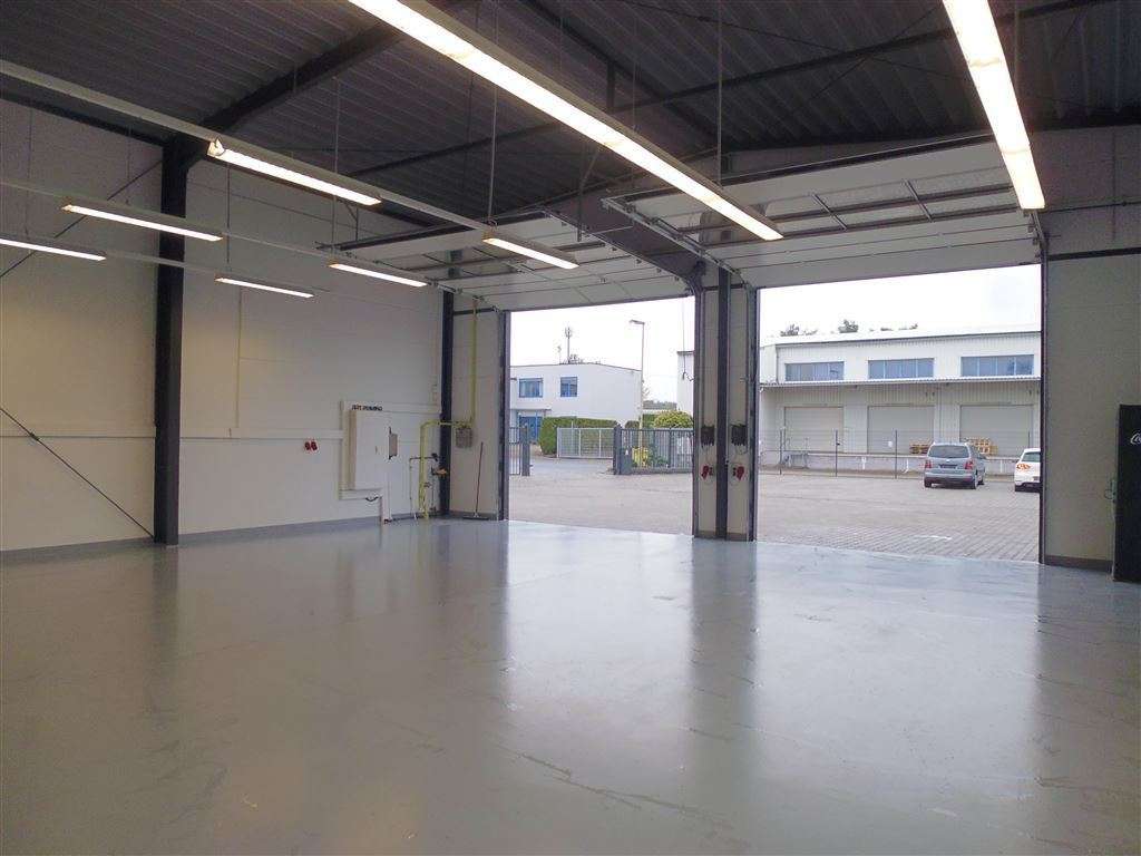 !!! Sanierte Halle mit Büros und großer Freifläche !!!