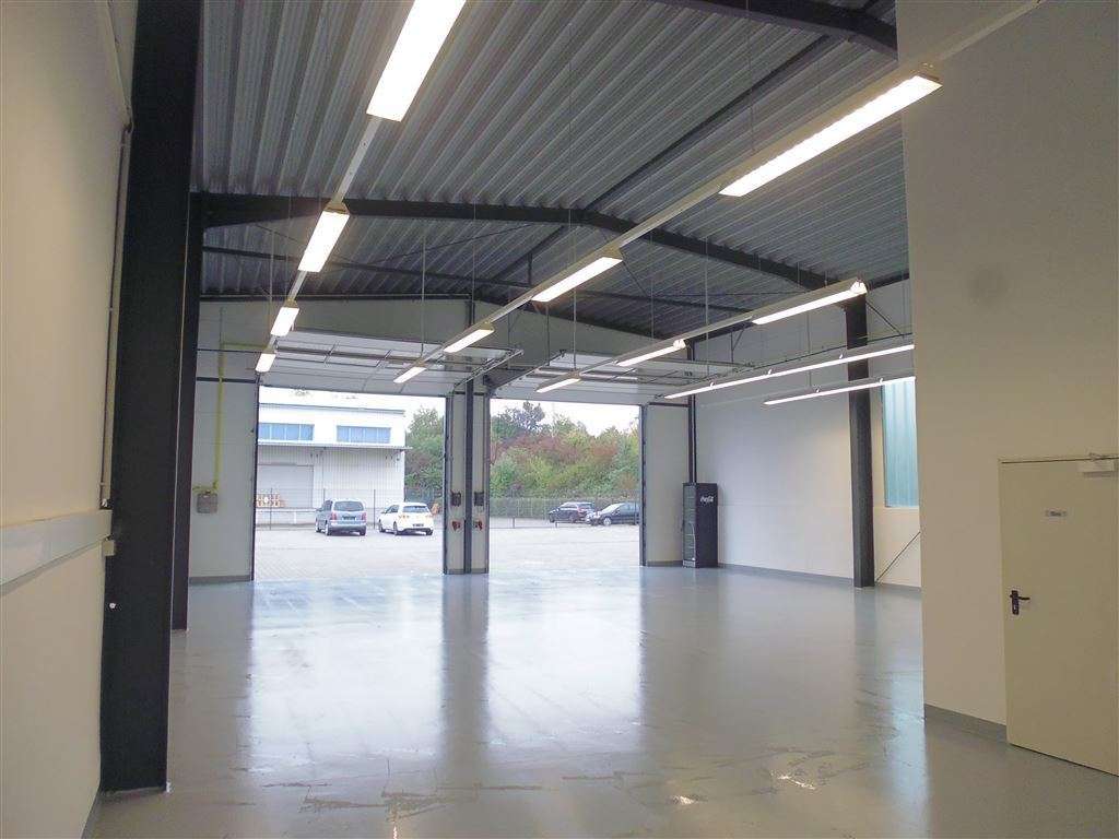!!! Sanierte Halle mit Büros und großer Freifläche !!!