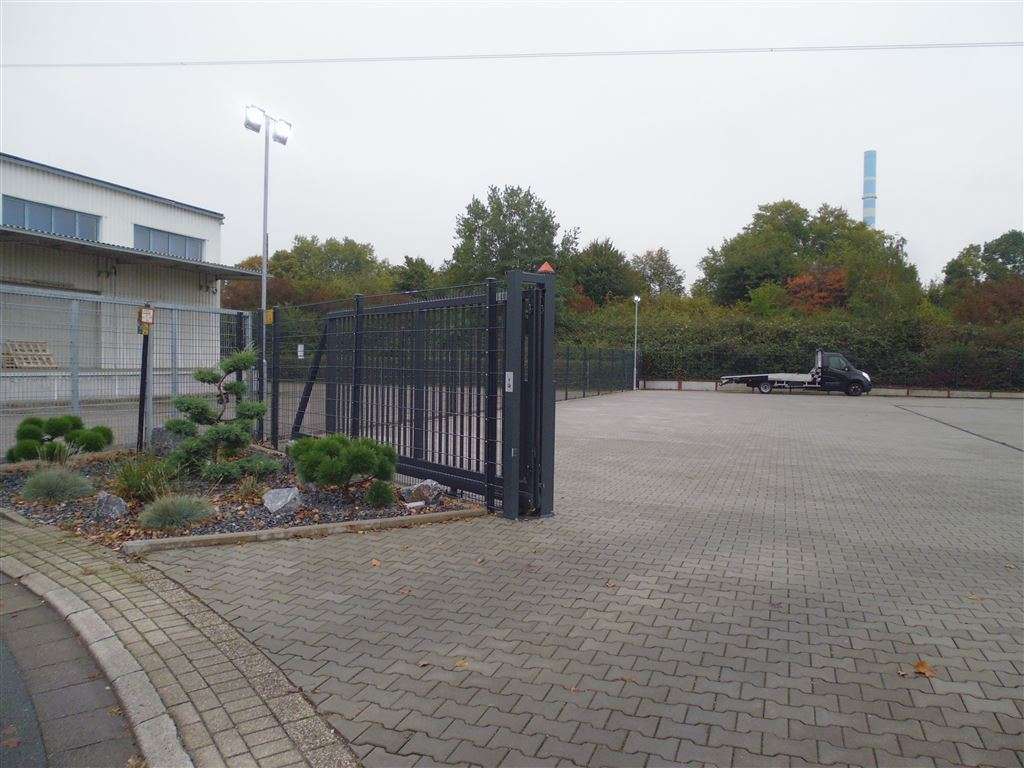 !!! Sanierte Halle mit Büros und großer Freifläche !!!