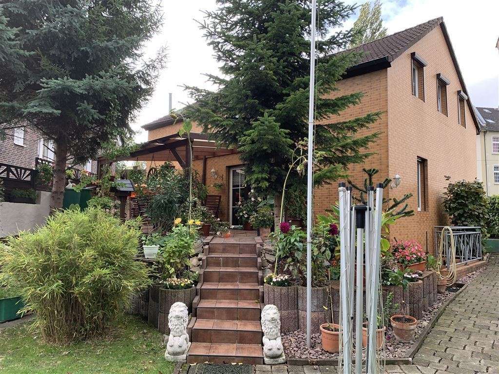 !!! Freistehendes EFH mit großer Terrasse und schönem Garten !!!