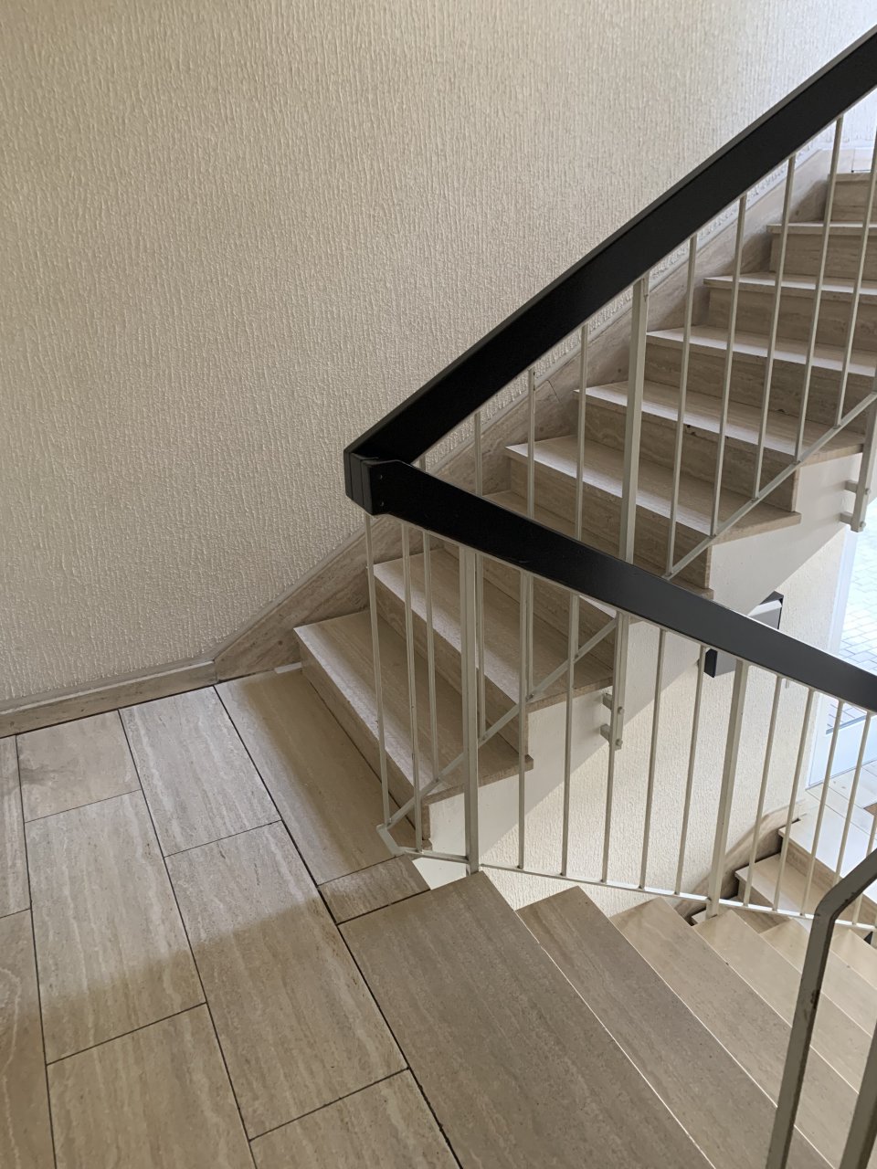 !!! Vermietete 2,5 Zimmerwohnung mit Terrasse und Tiefgaragenstellplatz !!! !!!
