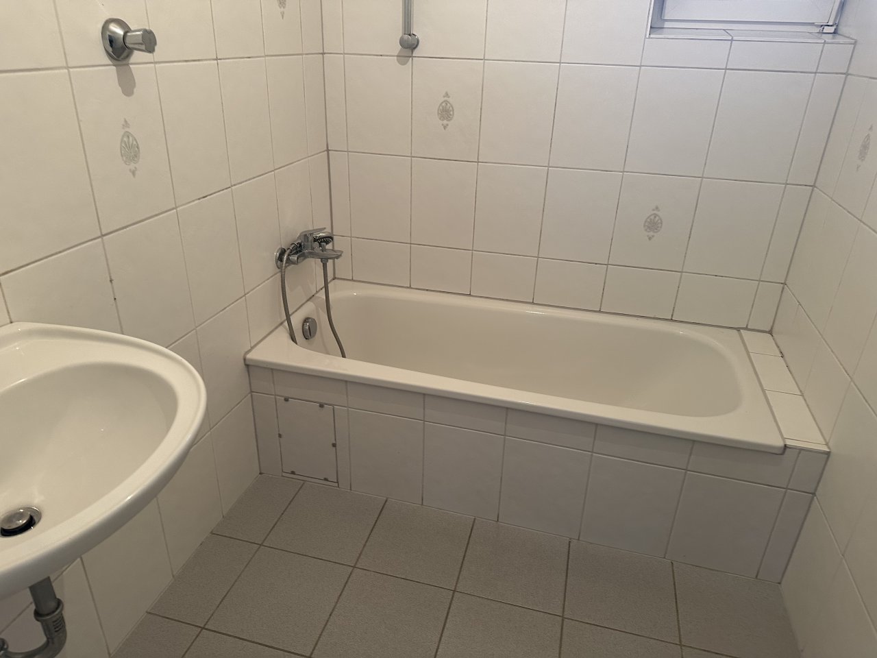!!! Schöne 4 Zimmerwohnung mit Loggia Garage und Stellplatz !!!