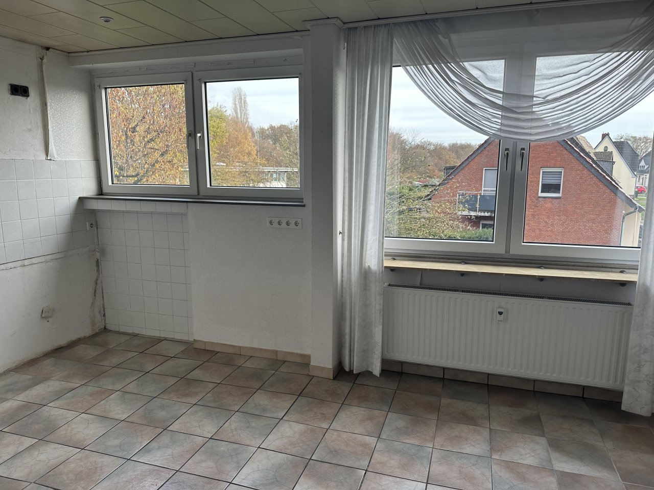 !!! Schöne 4 Zimmerwohnung mit Loggia Garage und Stellplatz !!!