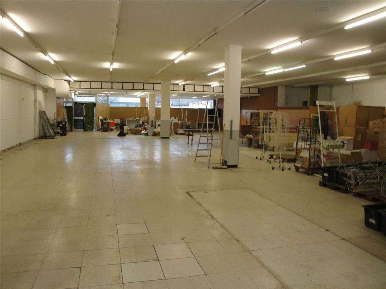 !!! Ebenerdiges Ladenlokal mit großer Schaufensterfront in Zentraler Lage !!!